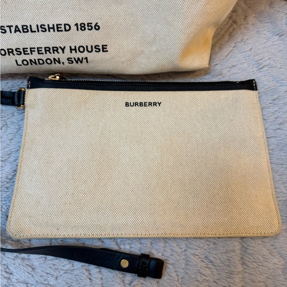 Burberry
Medium Canvas Soft Belt Tote - Picture 9 of 16